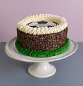 Gâteau au chocolat et vermicelles de sucre décoré d'un ballon de football