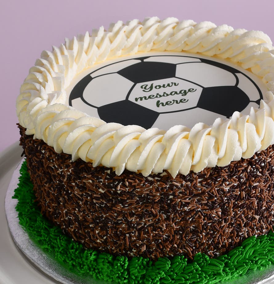 Gâteau au chocolat et vermicelles de sucre décoré d'un ballon de football