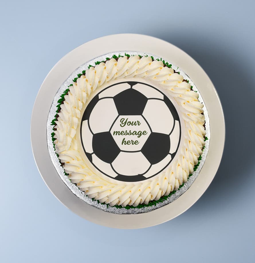 Gâteau au chocolat et vermicelles de sucre décoré d'un ballon de football