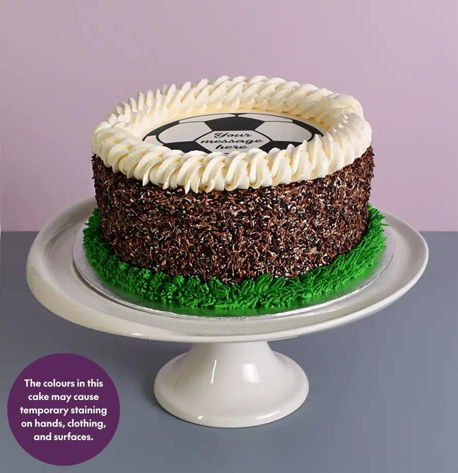 Gâteau au chocolat et vermicelles de sucre décoré d'un ballon de football