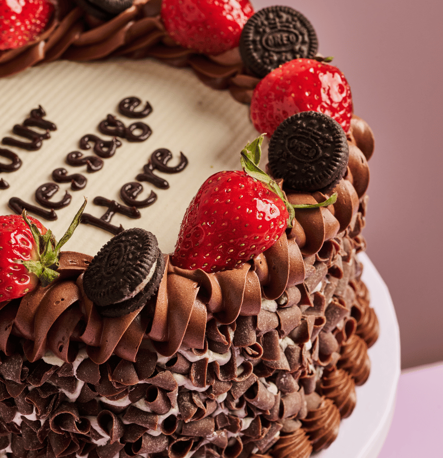 Oreo Strawberry Round Cake