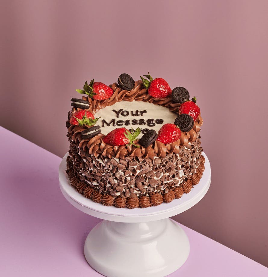Oreo Strawberry Round Cake