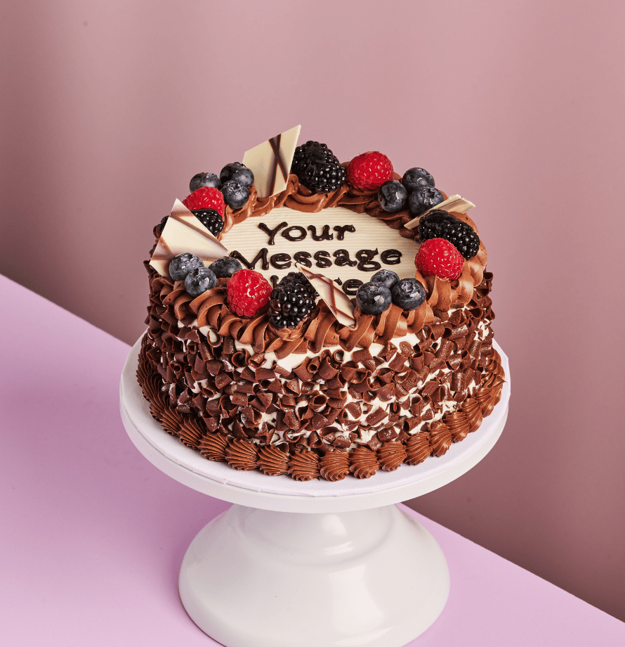 Gâteau rond chocolat et fruits rouges