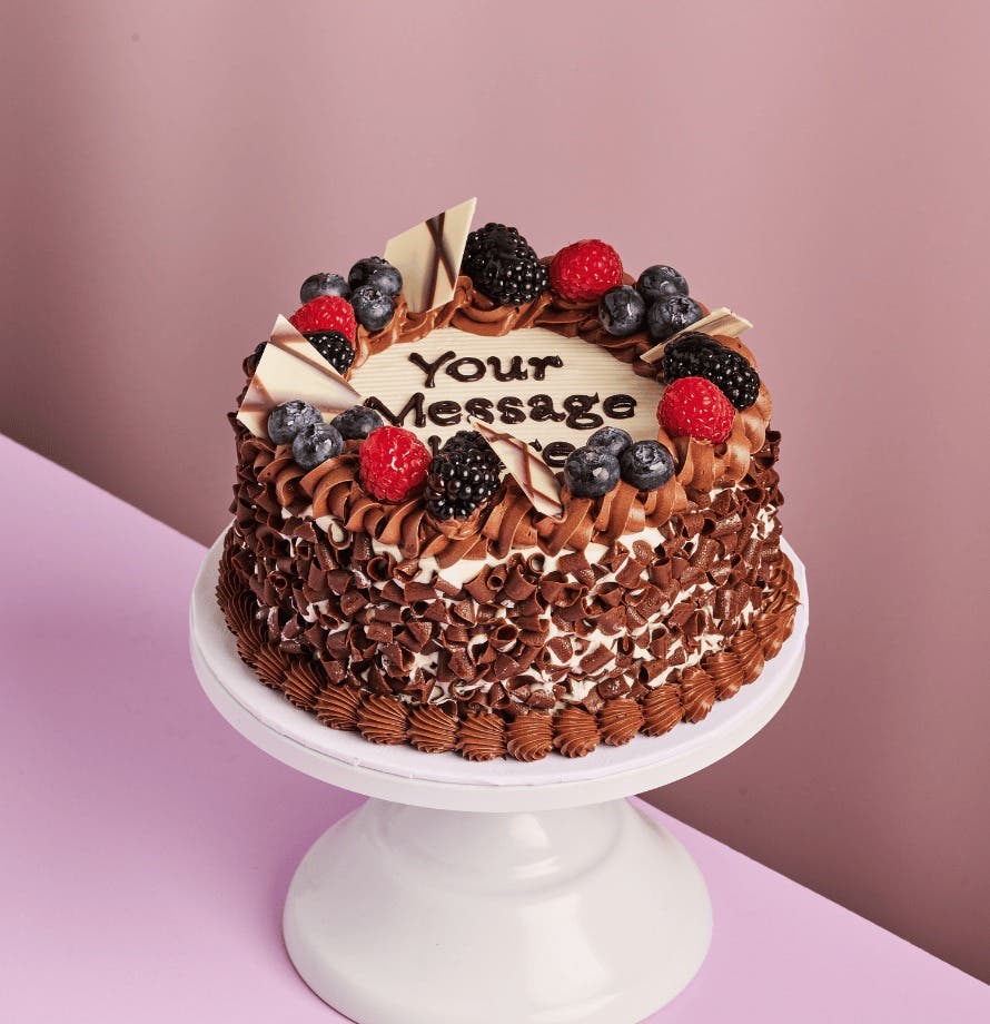 Gâteau rond chocolat et fruits rouges