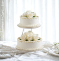 Gâteau classique à deux étages avec roses couleur crème