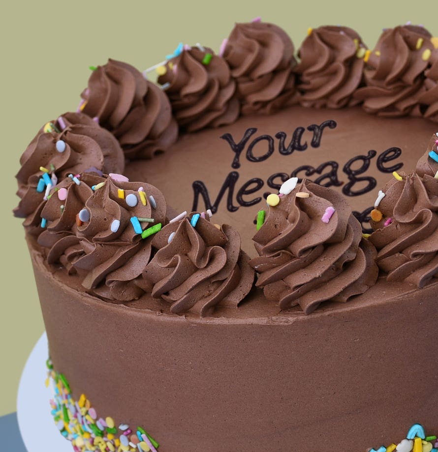 Gâteau au chocolat avec vermicelles de couleur arc-en-ciel