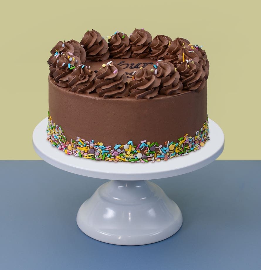 Gâteau au chocolat avec vermicelles de couleur arc-en-ciel