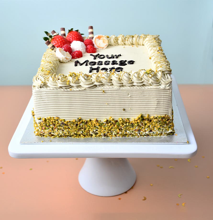Carré de gâteau aux baies et crème de pistache